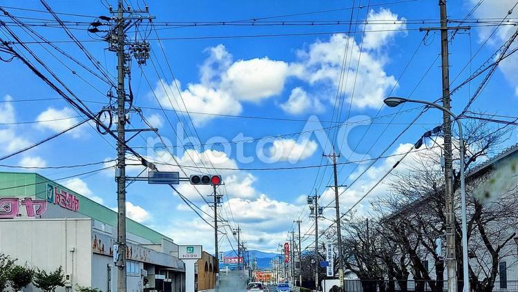 車窓からの風景 青空,雲,晴れの写真素材