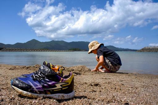 <素材>夏の海水浴場で遊ぶ子供たちと青空 <素材>夏の海水浴場で遊ぶ子供たちと青空 子供,小学生,夏の写真素材