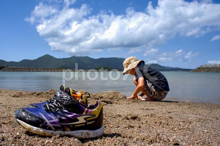 ＜素材＞夏の海水浴場で遊ぶ子供たちと青空 子供,男性,人物の写真素材
