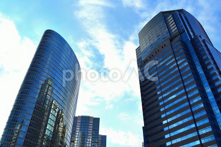 ビルと青空　都会と青空　快晴　晴れ イメージ,素材,大都会の写真素材