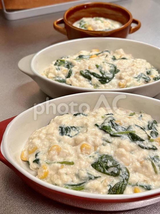 ほうれん草とベーコンのお豆腐グラタン 食事,ご飯,夜ごはんの写真素材
