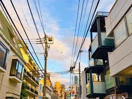 原宿のローカルな住宅街と空模様 原宿のローカルな住宅街と空模様 青空,空,ローカルの写真素材
