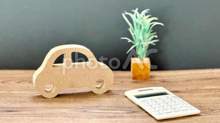 車の小物と計算機_茶板黒背景 車,計算機,電卓の写真素材