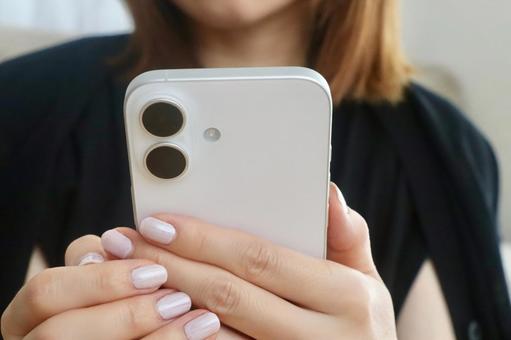 スマホを持つ女性 スマホを持つ女性 スマホ,手元,女性の写真素材