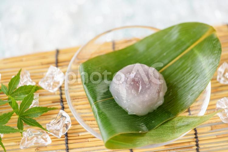 夏の和菓子「葛まんじゅう」 葛饅頭,和菓子,饅頭の写真素材