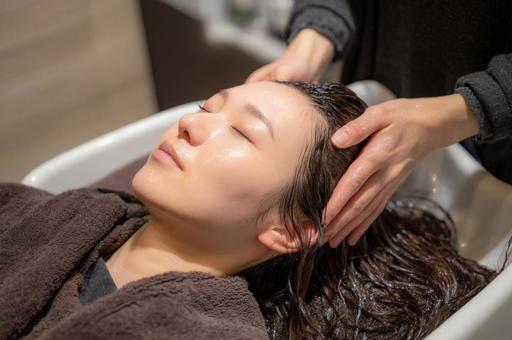 ヘッドスパを受ける女性-3 ヘッドスパを受ける女性-3の写真