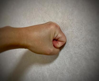 壁を殴る手、拳、壁ドン 壁を殴る手、拳、壁ドン 壁,殴る,手の写真素材