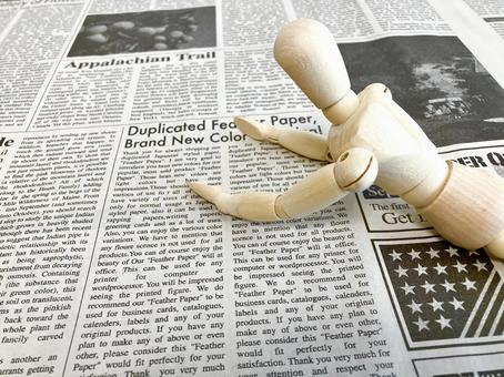 英字新聞に浸るデッサン人形 英字新聞に浸るデッサン人形 新聞,デッサン人形,英字新聞の写真素材