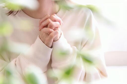 願い事をする女性 願い事,祈る,お願いの写真素材