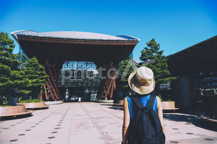 石川県金沢を観光する女性イメージ もてなしドーム,門,ランドマークの写真素材