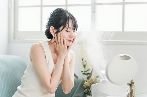 美顔スチーマー・クレンジングする女性 スチーマー,美顔器,保湿の写真素材
