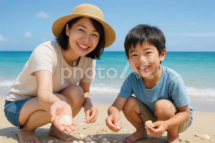 海で貝殻を拾う親子 日本人,親子,夏休みの写真素材