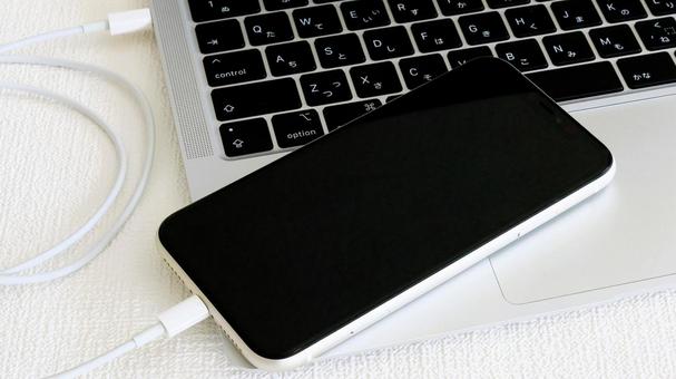 パソコンに繋がれたスマホ 同期 転送 パソコンに繋がれたスマホ 同期 転送の写真