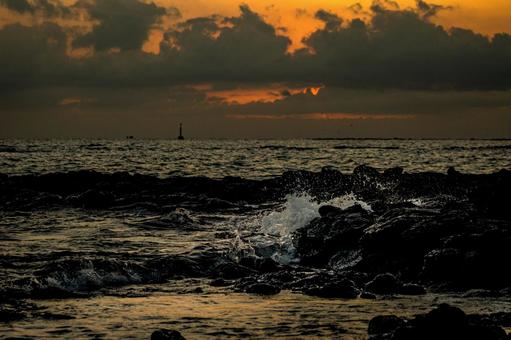<素材>秋の海に沈む夕日と海の波しぶき <素材>秋の海に沈む夕日と海の波しぶき 海,空,サンセットの写真素材