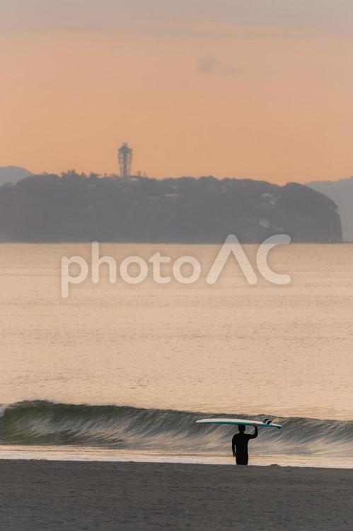 早朝の江ノ島とサーファー 江ノ島,湘南,江の島の写真素材