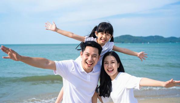 海辺で日本人家族旅行の記念写真 海辺で日本人家族旅行の記念写真の写真