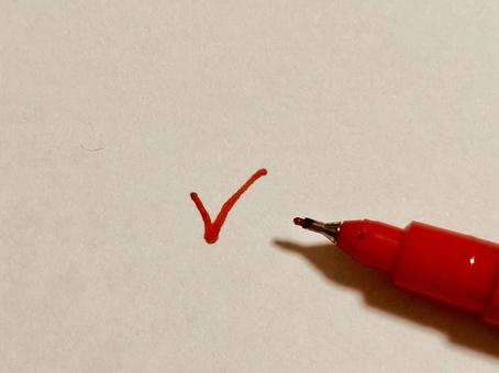 チェックマークを書く チェックマークを書く 赤,レッド,チェックの写真素材