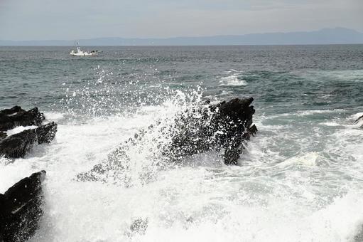 荒れた海と漁船 荒れた海と漁船 海,波,自然の写真素材