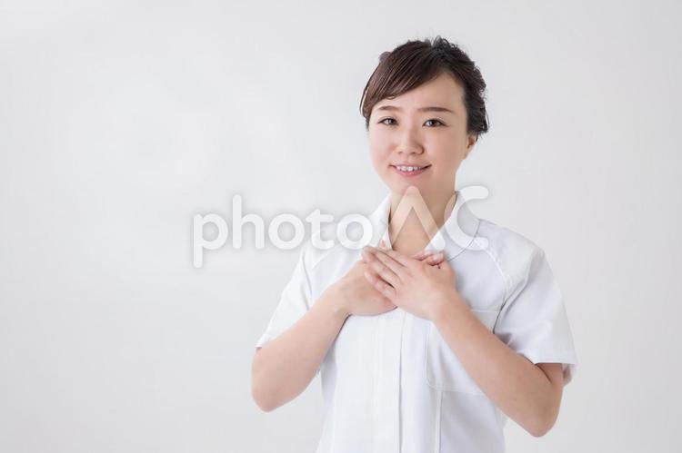 心を込める白衣の女性 笑顔,任せて,気持ちの写真素材
