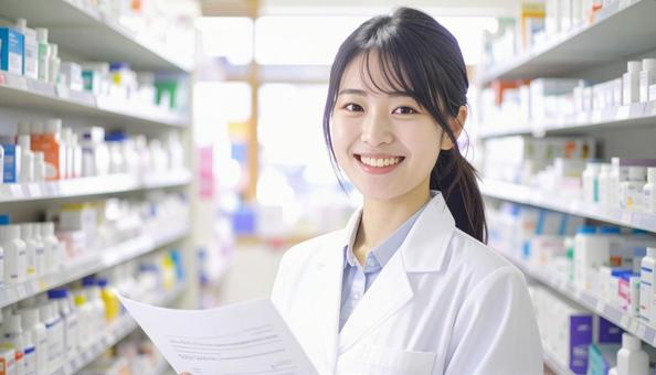 笑顔で働く薬剤師 笑顔で働く薬剤師の写真