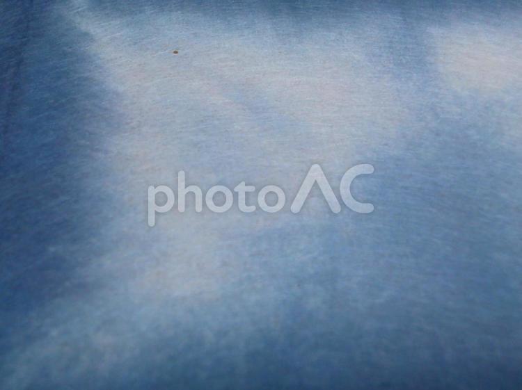 板締染め和紙のテクスチャ　青 和紙,ぼかし,藍色の写真素材