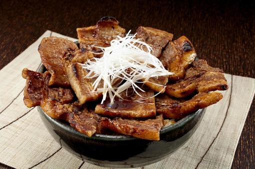ボリューム満点の豚丼 白髪ネギのせ ボリューム満点の豚丼 白髪ネギのせの写真
