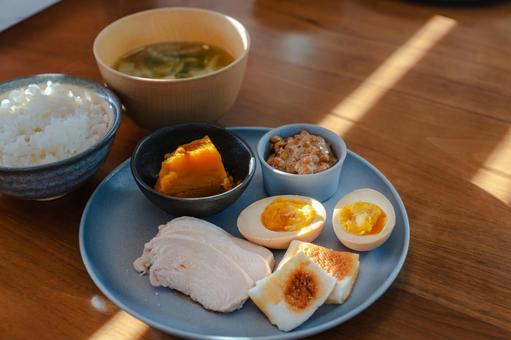 煮卵と鶏ハムの和風朝食 朝食,和食,煮卵の写真素材