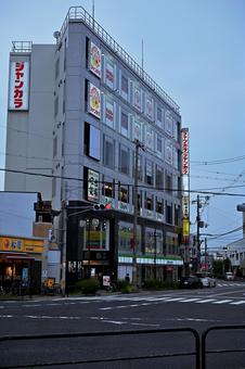 薄い夕暮れの中で霞んで見える街角 街角,ビル,風景の写真素材