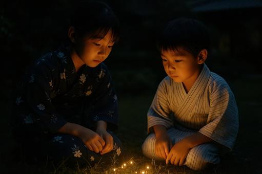 夜の庭で光を見る姉弟 夜の庭で光を見る姉弟の写真