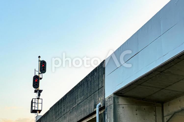線路の赤い信号機 信号機,赤信号,線路の写真素材