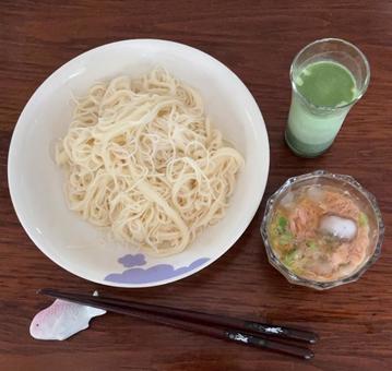 素麺と本つゆにオクラとツナ缶のなどの昼食 素麺と本つゆにオクラとツナ缶のなどの昼食の写真