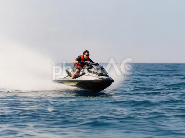 ジェットスキーに乗る男性 ジェットスポーツ,ジェットスキー,水上バイクの写真素材