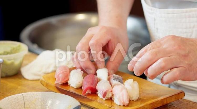 寿司を握る料理人の手元 寿司,握る,料理の写真素材