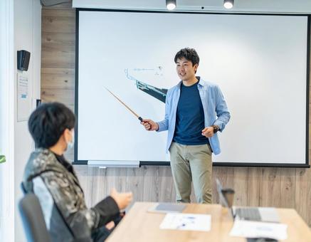 セミナー講師として話す日本人男性 セミナー講師として話す日本人男性の写真