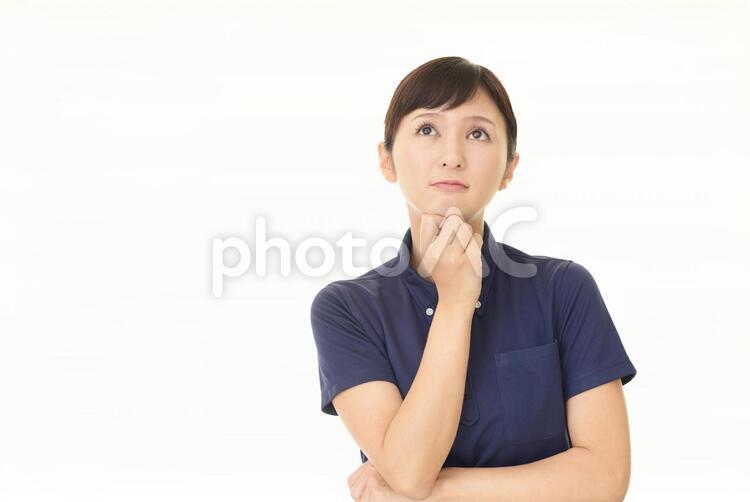 考え事をする女性 女性,女,考えるの写真素材