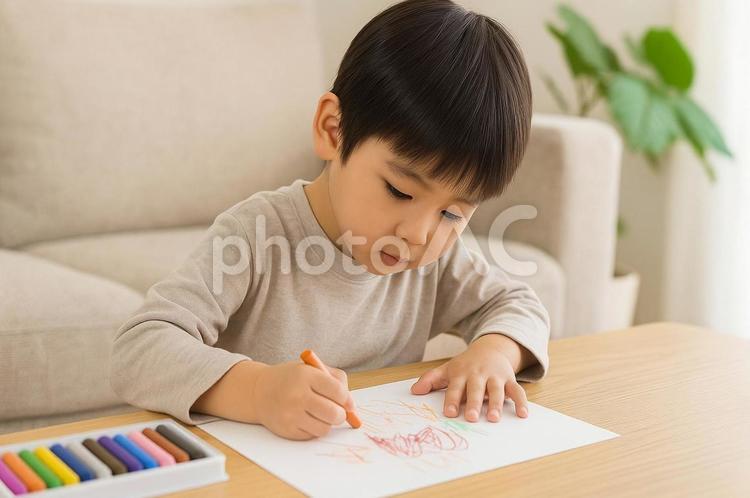 クレヨンでお絵かきする男の子・子供・幼児 お絵かき,クレヨン,男の子の写真素材