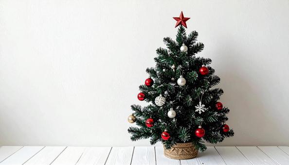 小さいクリスマスツリー 白背景 小さいクリスマスツリー 白背景の写真
