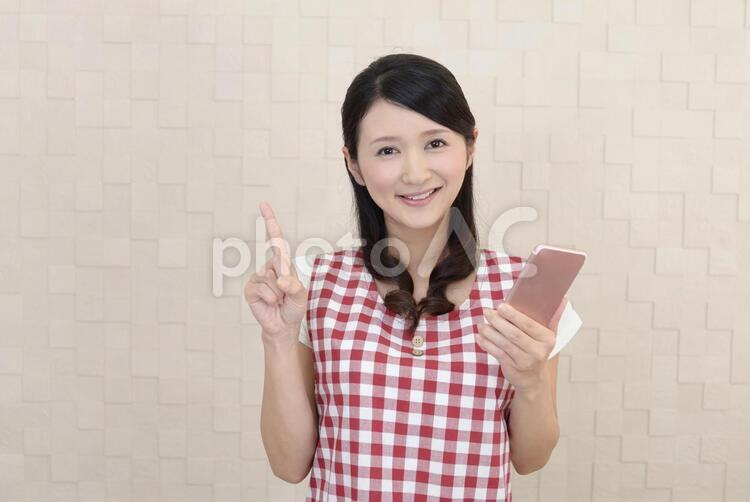 指示する笑顔の女性 女性,主婦,女の写真素材