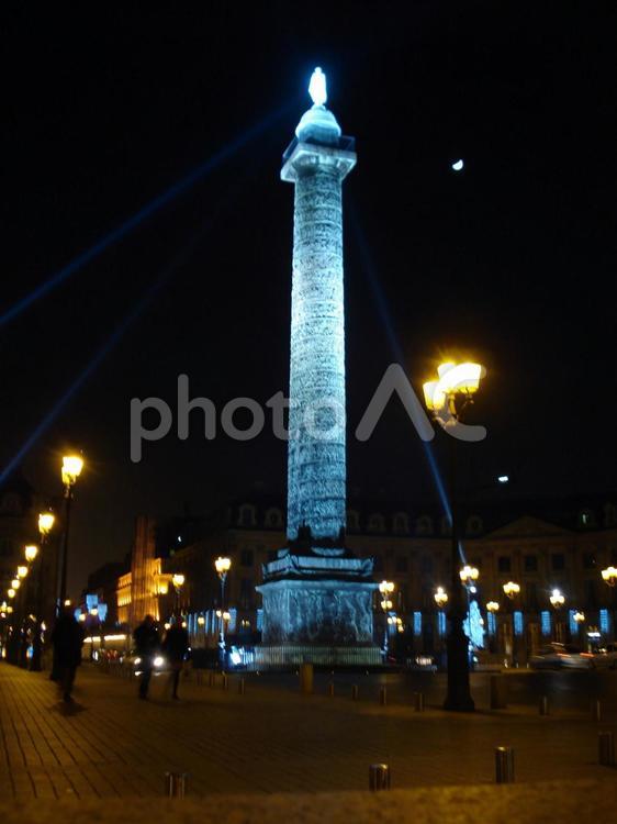 フランス　冬のパリ　ヴァンドーム広場の夜景 フランス,パリ,ヴァンドーム広場の写真素材