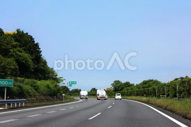 タンクローリーが二台並んで、燃料運送 タンクローリー,燃料,配達の写真素材