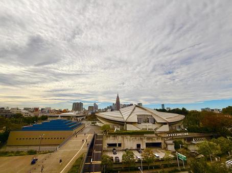 曇り空と東京体育館とビル群の絶景の写真