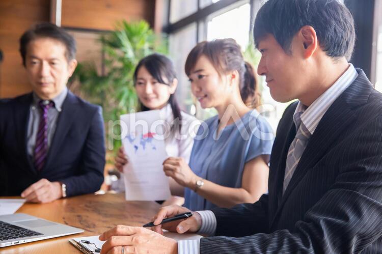 カジュアルな会社のスタッフミーティング 会議,ミーティング,リモート会議の写真素材