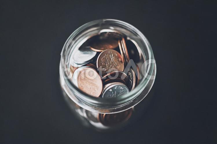 瓶に入った日本の硬貨と黒背景 お金,現金,硬貨の写真素材