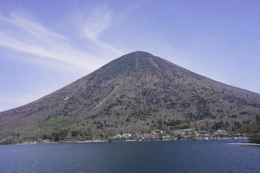 中禅寺湖からのぞむ男体山(看板なし) 中禅寺湖からのぞむ男体山(看板なし)の写真