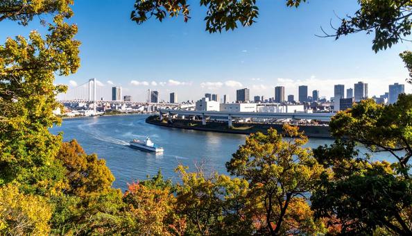 橋から見下ろす川と運搬船 橋から見下ろす川と運搬船の写真