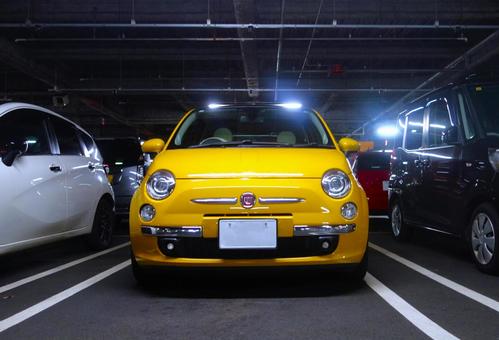 薄暗い駐車場のイタ車 薄暗い駐車場のイタ車 車,駐車場,外車の写真素材