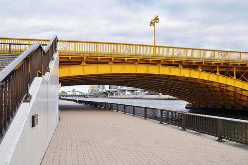 <東京都>隅田川と蔵前橋 <東京都>隅田川と蔵前橋の写真