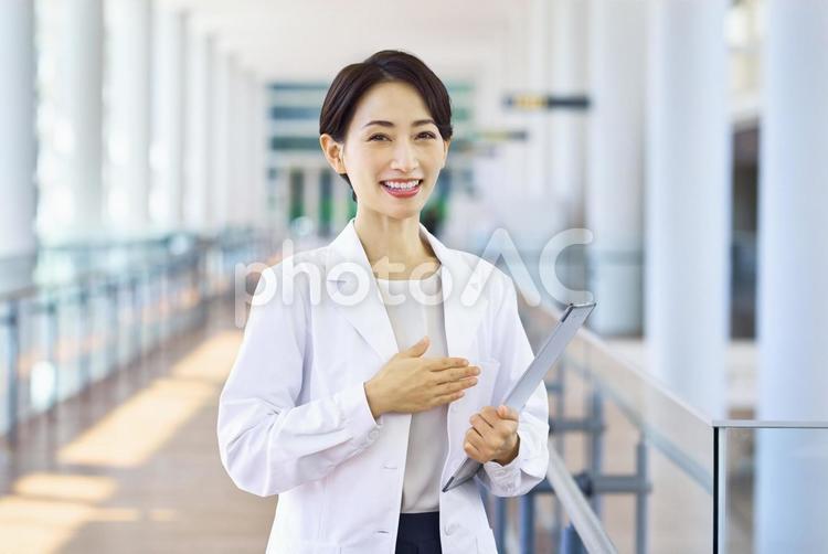 説明する女性医師　白衣の女性 医師,医者,女医の写真素材