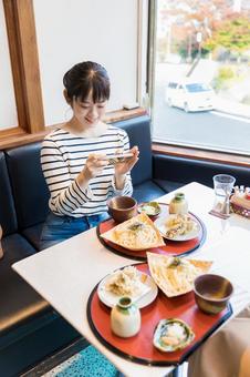旅行 食事  旅行 食事  女性,人物,日本人の写真素材