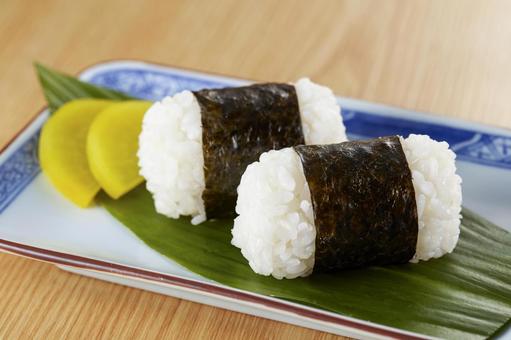 おにぎり おにぎり 俵型,おにぎり,海苔の写真素材